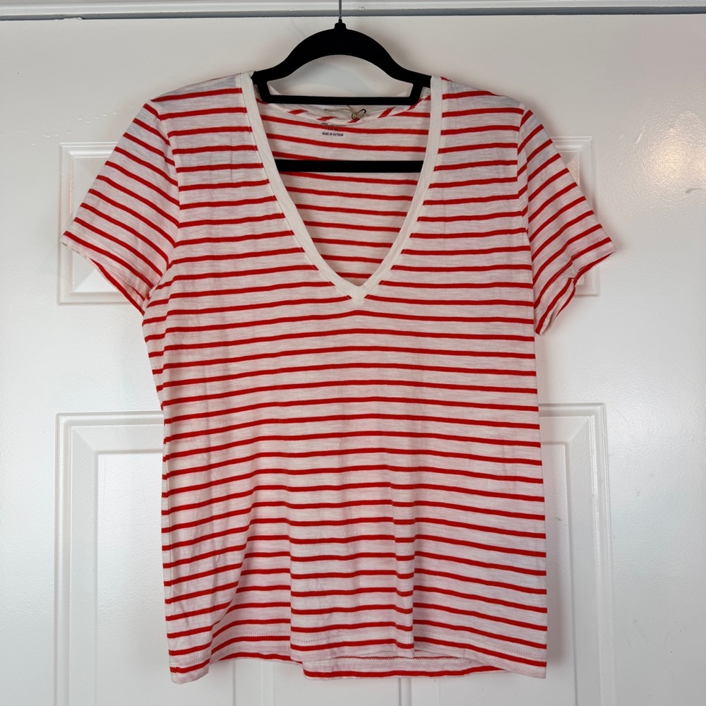 Madewell red white stripe v-neck t-shirt
Size medium